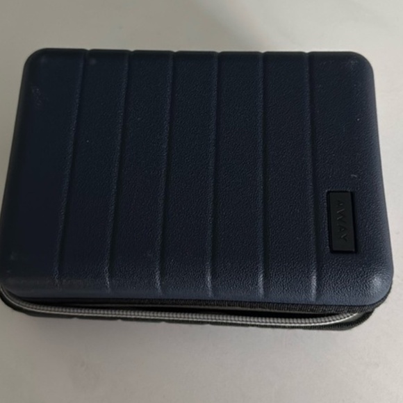 United Business Away Amenities Kit with Sunday Riley - Picture 2 of 2